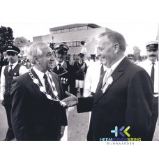 20-07-1990 burgemeester Maas krijgt de nieuwe ambtsketen van Frans Jeuken Coll, oud burgemeester T.Maas